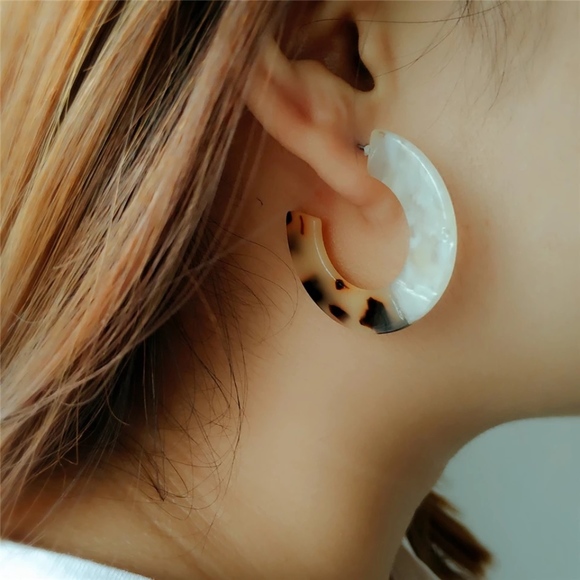 Ivory Leopard Acrylic Tortoise Shell Hoop Earrings - Picture 3 of 7